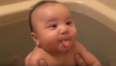 生後3ヶ月の赤ちゃん、大好きなパパとお風呂に入った反応が可愛すぎる！