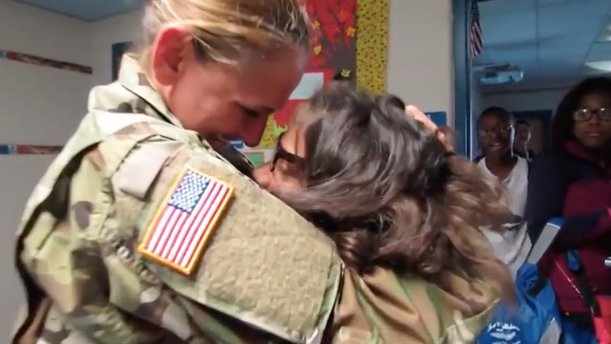 兵士のお母さんが帰還 娘に内緒で学校を訪れて感動の再会を果たすサプライズ映像 ほっこりはん