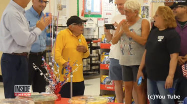 98歳のおじいちゃん、バイト先のスーパーでサプライズ誕生日会を開いてもらい幸せ