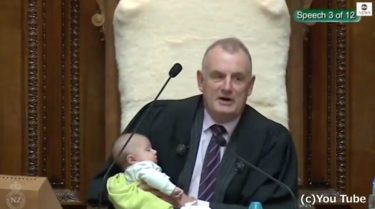 ニュージーランド国会議長、赤ちゃんを抱っこしながら仕事をこなす様子にほっこり