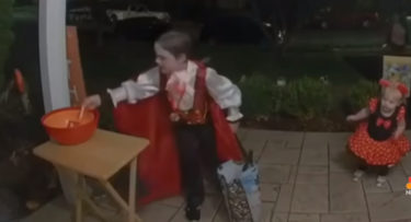 トリックオアトリートに来たらお菓子が空っぽ？それを見た8歳の男の子の心温まる行動が話題に