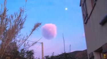 ピンク色でまんまるの不思議な雲が確認される（フランス）