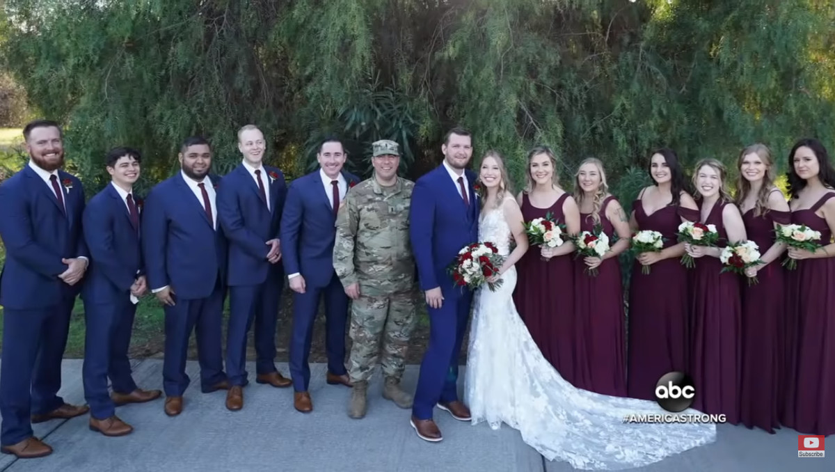 参加できないはずだったアメリカ陸軍の親友が結婚式に現れ号泣する新郎と友人たち 紹介するニュースキャスターまで泣きそうに ほっこりはん