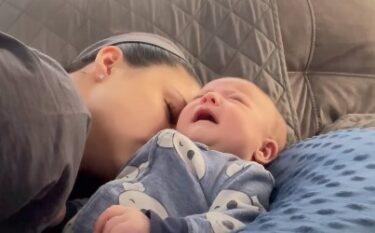 「ママが一緒だと安心！」ママが寄り添うとピタッと泣き止む赤ちゃんにほっこり